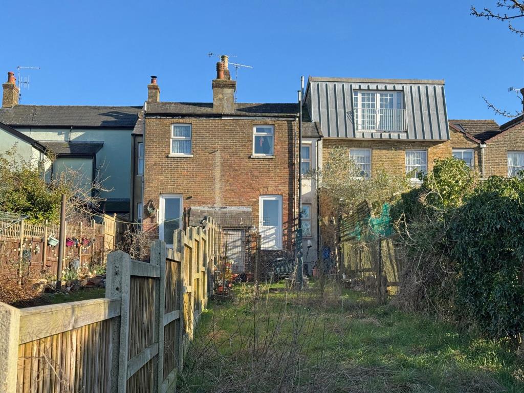 Lot: 71 - FREEHOLD TWO-BEDROOM TERRACE HOUSE - Rear of property